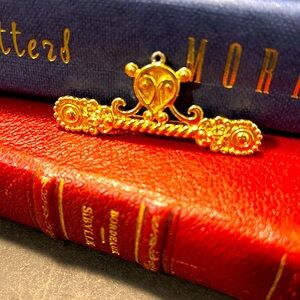 Very beautiful bar pin Signed Trifari. WA327